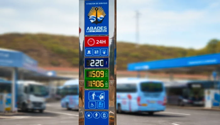 monolito gasolinera Abades Los Moriscos, rotulación estaciones de servicio Tenerife, rotulación de estaciones de servicio en Canarias